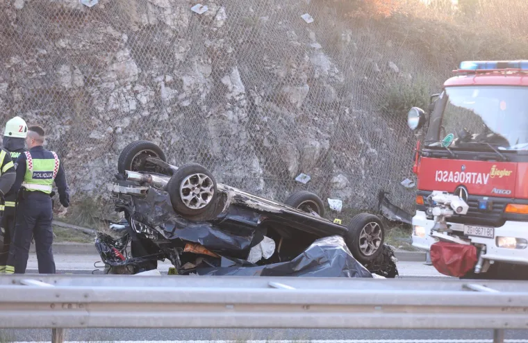 Auto se prevrnuo i završio na krovu, pogledajte jezive prizore na A1: Jedna osoba je poginula, a troje je ozlijeđeno