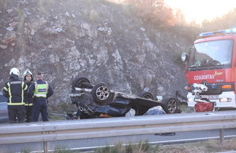 Auto se prevrnuo i završio na krovu, pogledajte jezive prizore na A1: Jedna osoba je poginula, a troje je ozlijeđeno