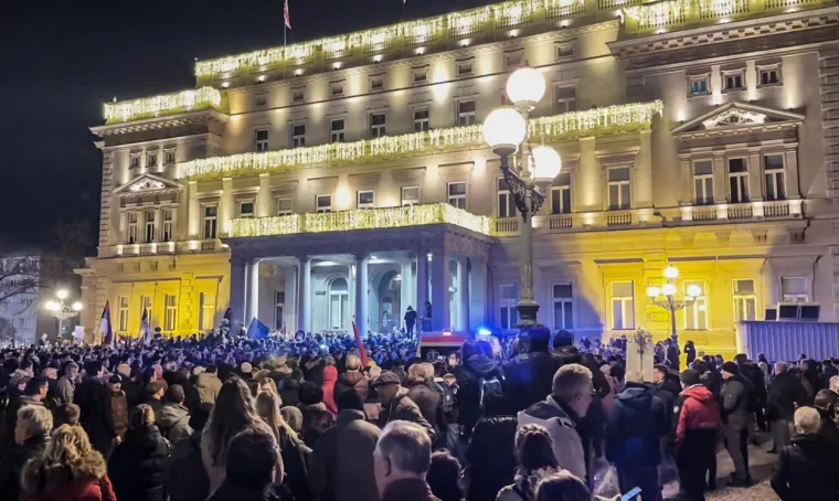 FOTO Dramatično u Beogradu! Razbijena stakla, gore baklje, leti kamenje, policija baca suzavac