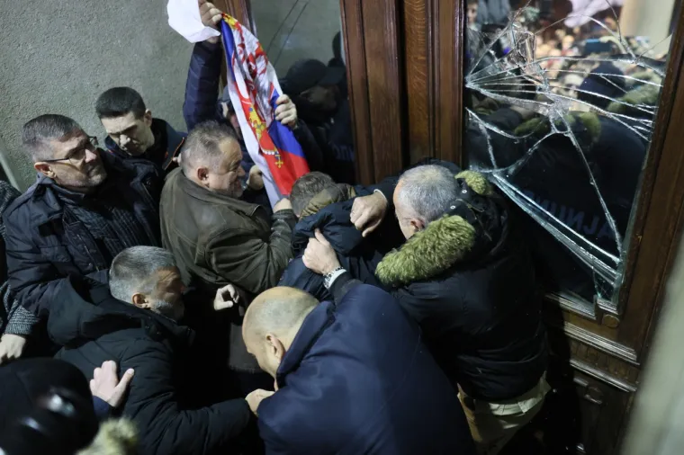 FOTO Dramatično u Beogradu! Razbijena stakla, gore baklje, leti kamenje, policija baca suzavac