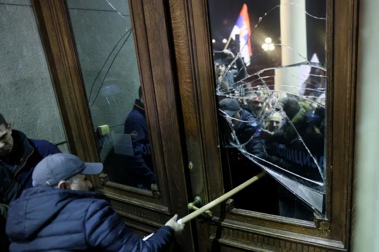 FOTO Dramatično u Beogradu! Razbijena stakla, gore baklje, leti kamenje, policija baca suzavac