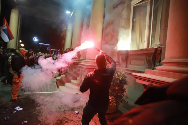 FOTO Dramatično u Beogradu! Razbijena stakla, gore baklje, leti kamenje, policija baca suzavac