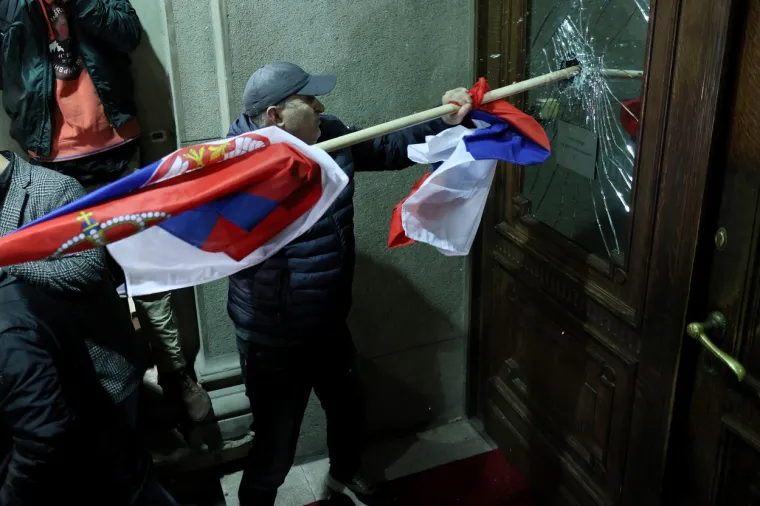 FOTO Dramatično u Beogradu! Razbijena stakla, gore baklje, leti kamenje, policija baca suzavac
