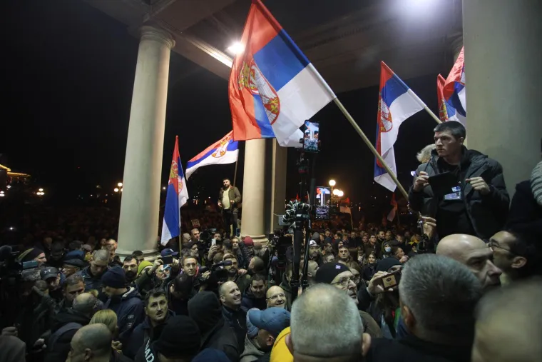 FOTO Dramatično u Beogradu! Razbijena stakla, gore baklje, leti kamenje, policija baca suzavac