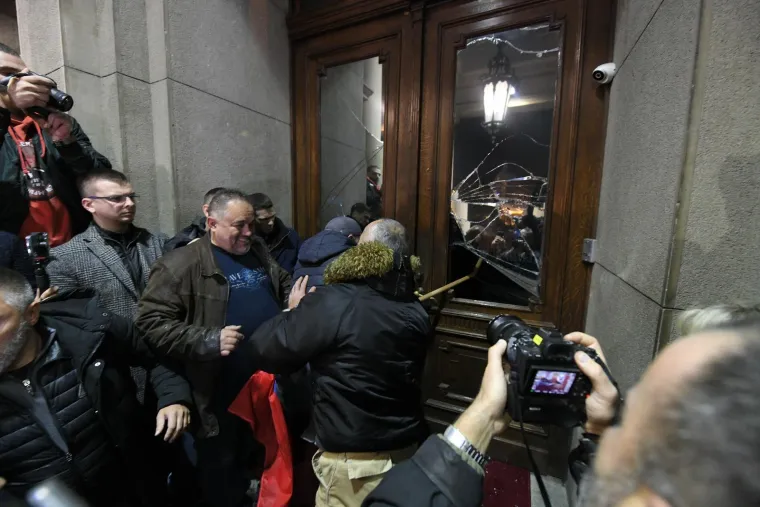 FOTO Dramatično u Beogradu! Razbijena stakla, gore baklje, leti kamenje, policija baca suzavac