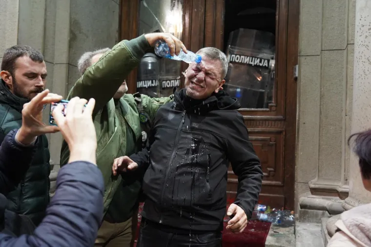 FOTO Dramatično u Beogradu! Razbijena stakla, gore baklje, leti kamenje, policija baca suzavac