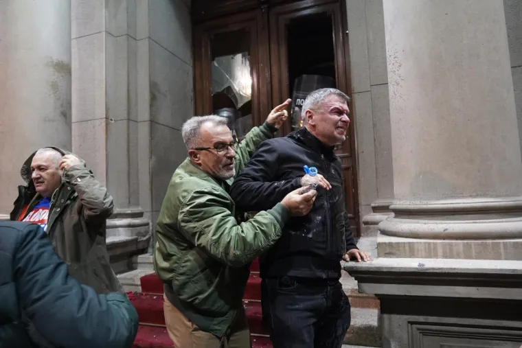 FOTO Dramatično u Beogradu! Razbijena stakla, gore baklje, leti kamenje, policija baca suzavac