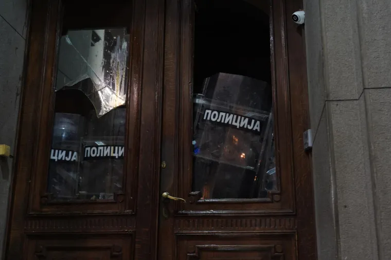 FOTO Dramatično u Beogradu! Razbijena stakla, gore baklje, leti kamenje, policija baca suzavac