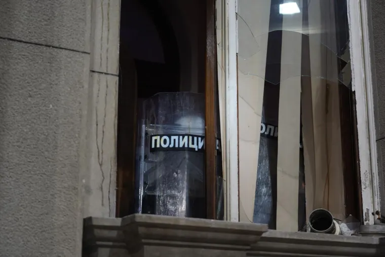 FOTO Dramatično u Beogradu! Razbijena stakla, gore baklje, leti kamenje, policija baca suzavac