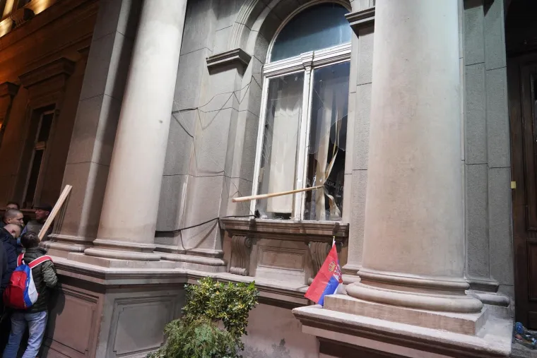 FOTO Dramatično u Beogradu! Razbijena stakla, gore baklje, leti kamenje, policija baca suzavac