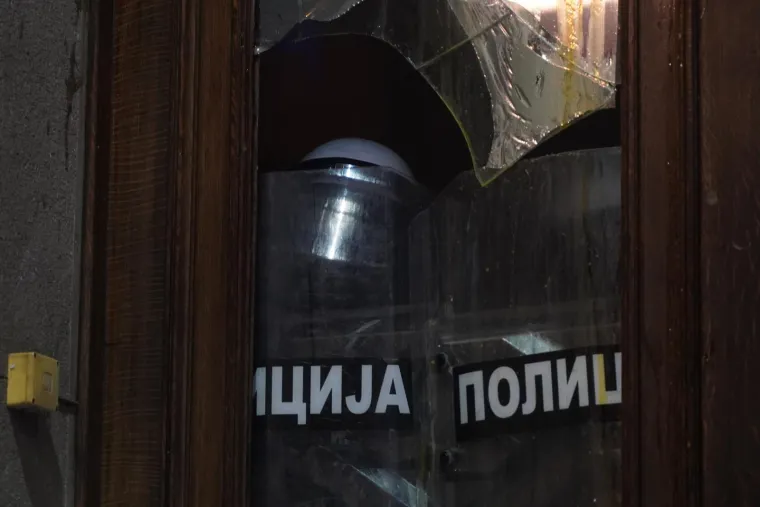 FOTO Dramatično u Beogradu! Razbijena stakla, gore baklje, leti kamenje, policija baca suzavac