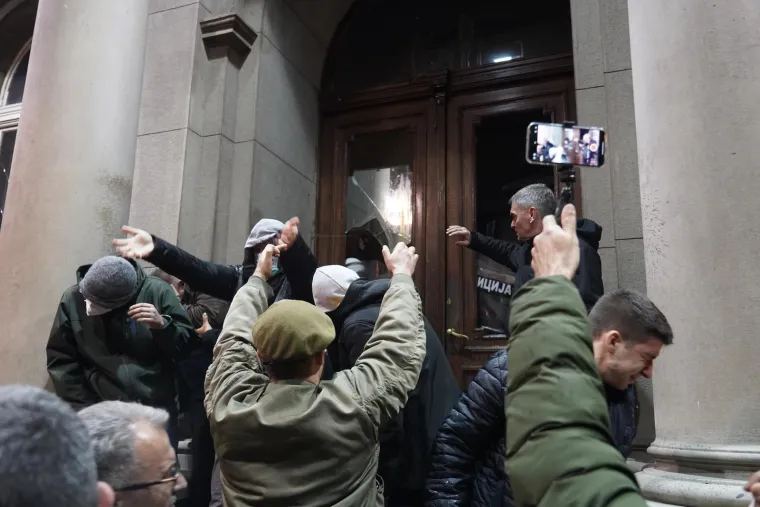 FOTO Dramatično u Beogradu! Razbijena stakla, gore baklje, leti kamenje, policija baca suzavac