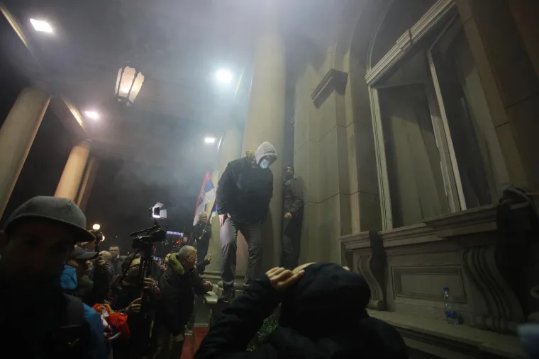 FOTO Dramatično u Beogradu! Razbijena stakla, gore baklje, leti kamenje, policija baca suzavac