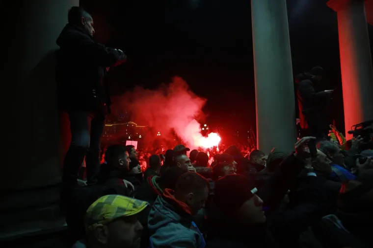 FOTO Dramatično u Beogradu! Razbijena stakla, gore baklje, leti kamenje, policija baca suzavac