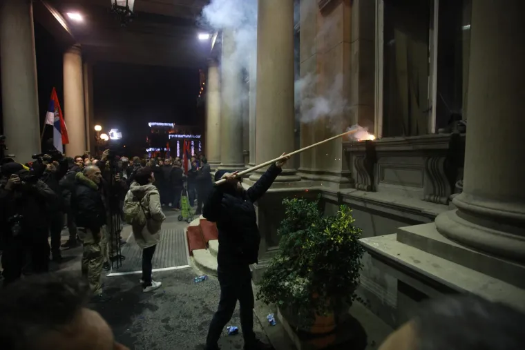 FOTO Dramatično u Beogradu! Razbijena stakla, gore baklje, leti kamenje, policija baca suzavac