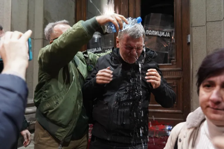 FOTO Dramatično u Beogradu! Razbijena stakla, gore baklje, leti kamenje, policija baca suzavac