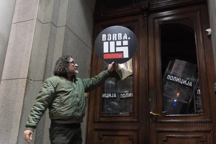 FOTO Dramatično u Beogradu! Razbijena stakla, gore baklje, leti kamenje, policija baca suzavac