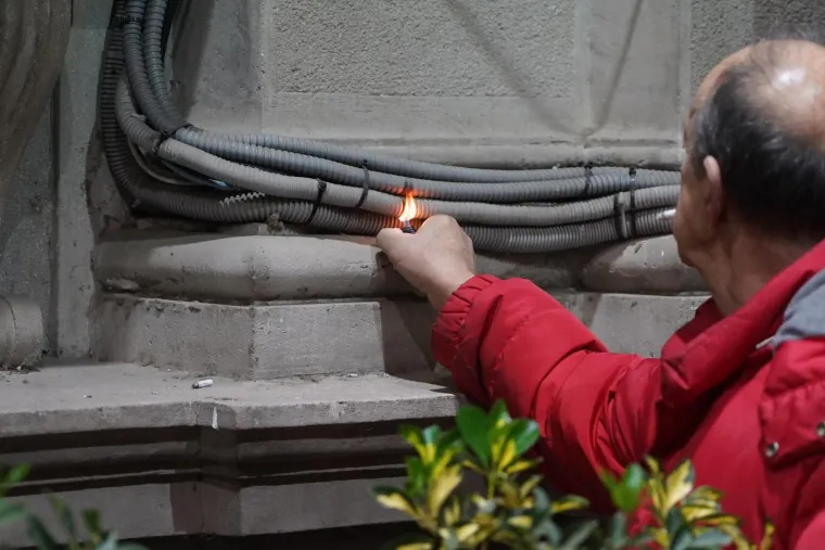 FOTO Dramatično u Beogradu! Razbijena stakla, gore baklje, leti kamenje, policija baca suzavac