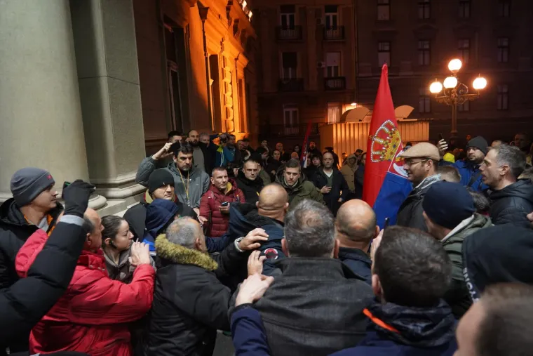 FOTO Dramatično u Beogradu! Razbijena stakla, gore baklje, leti kamenje, policija baca suzavac