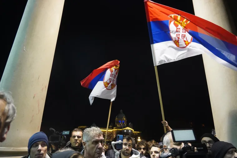 FOTO Dramatično u Beogradu! Razbijena stakla, gore baklje, leti kamenje, policija baca suzavac