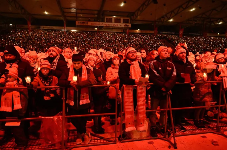 Sve je krenulo 2002. kada ih se okupilo samo 89: Danas je cijeli stadion premali za sve koji bi pjevali božićne pjesme