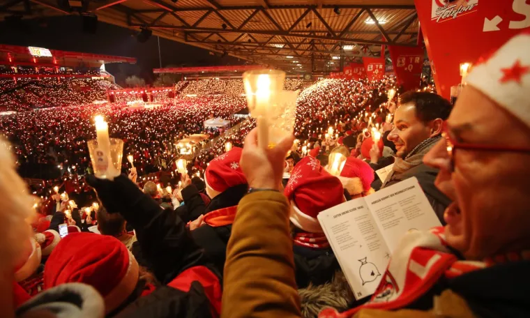 Sve je krenulo 2002. kada ih se okupilo samo 89: Danas je cijeli stadion premali za sve koji bi pjevali božićne pjesme