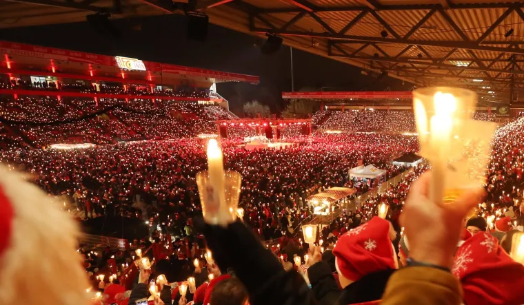 Sve je krenulo 2002. kada ih se okupilo samo 89: Danas je cijeli stadion premali za sve koji bi pjevali božićne pjesme