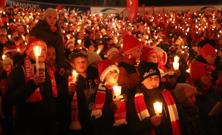 Sve je krenulo 2002. kada ih se okupilo samo 89: Danas je cijeli stadion premali za sve koji bi pjevali božićne pjesme