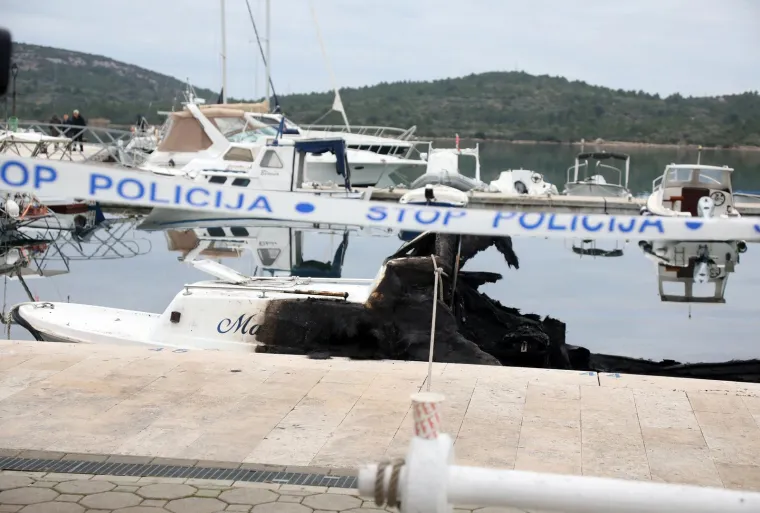 Gorjelo je u Pirovcu: Više brodova oštećeno u požaru, očevid u tijeku