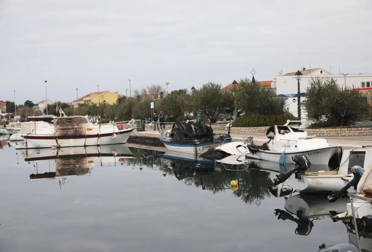 Gorjelo je u Pirovcu: Više brodova oštećeno u požaru, očevid u tijeku