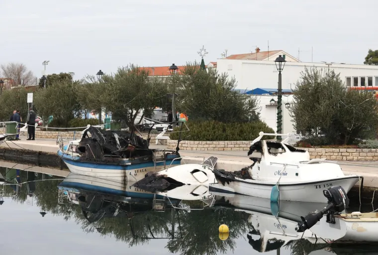 Gorjelo je u Pirovcu: Više brodova oštećeno u požaru, očevid u tijeku