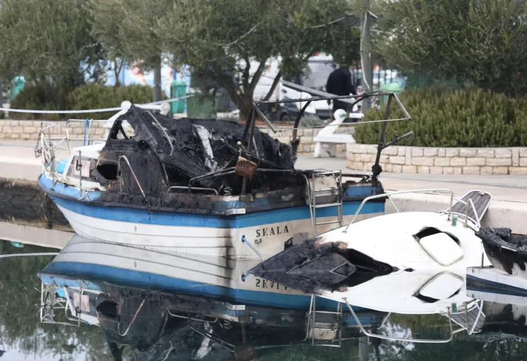 Gorjelo je u Pirovcu: Više brodova oštećeno u požaru, očevid u tijeku