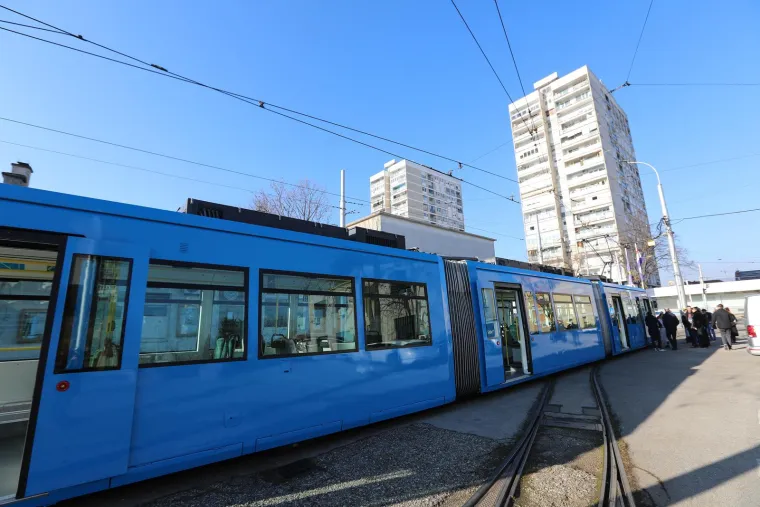 Prvi tramvaj iz Njemačke počeo je voziti po Zagrebu: 'Zahvaljujući radnicima, grafit je uklonjen'