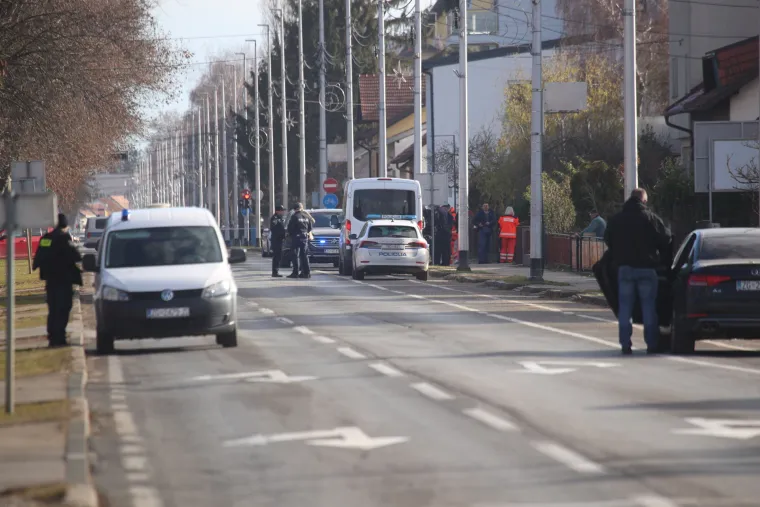 FOTO Ovako je izgledala blokada u Velikoj Gorici. Muškarac ubio dvije žene, a potom i sebe. Traje očevid