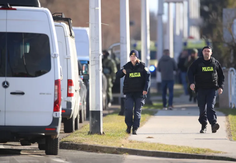 FOTO Ovako je izgledala blokada u Velikoj Gorici. Mu&scaron;karac ubio dvije žene, a potom i sebe. Traje očevid