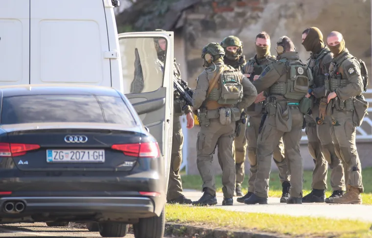 FOTO Ovako je izgledala blokada u Velikoj Gorici. Mu&scaron;karac ubio dvije žene, a potom i sebe. Traje očevid