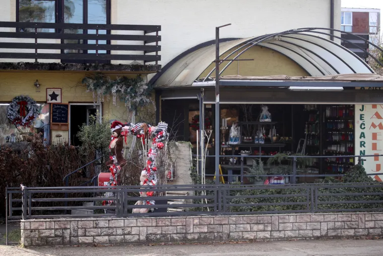 FOTO Ovako je izgledala blokada u Velikoj Gorici. Mu&scaron;karac ubio dvije žene, a potom i sebe. Traje očevid