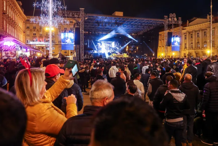 Novogodišnja euforija u centru Zagreba: Pogledajte kako tisuće ljudi 2024. dočekuje na glavnom gradskom trgu