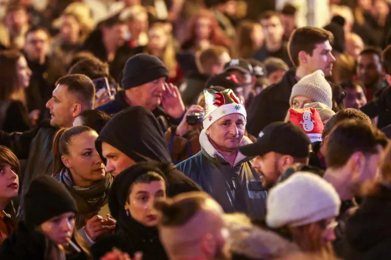 Novogodišnja euforija u centru Zagreba: Pogledajte kako tisuće ljudi 2024. dočekuje na glavnom gradskom trgu