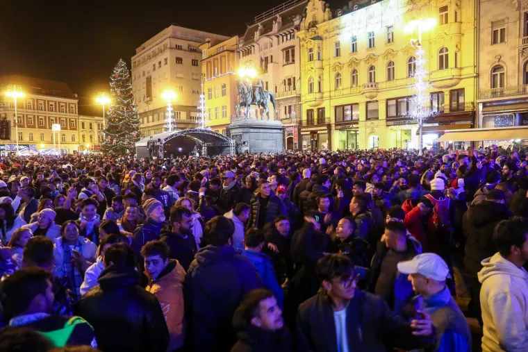 Novogodišnja euforija u centru Zagreba: Pogledajte kako tisuće ljudi 2024. dočekuje na glavnom gradskom trgu