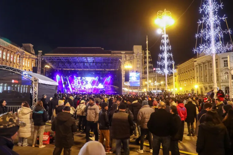 Novogodišnja euforija u centru Zagreba: Pogledajte kako tisuće ljudi 2024. dočekuje na glavnom gradskom trgu