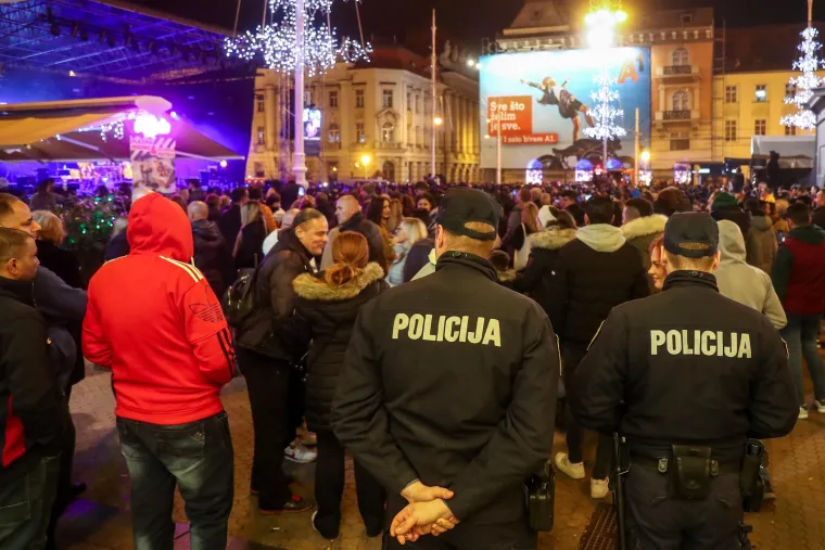 Novogodišnja euforija u centru Zagreba: Pogledajte kako tisuće ljudi 2024. dočekuje na glavnom gradskom trgu