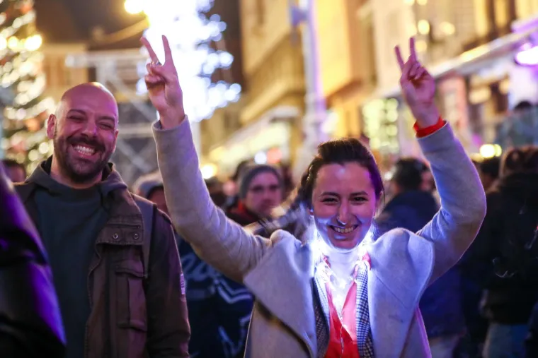 Novogodišnja euforija u centru Zagreba: Pogledajte kako tisuće ljudi 2024. dočekuje na glavnom gradskom trgu