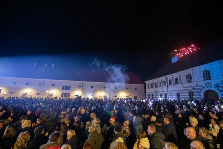 Pogledajte kako se Nova godina slavi u Splitu i Osijeku: Građani uživaju u nastupima poznatih izvođača