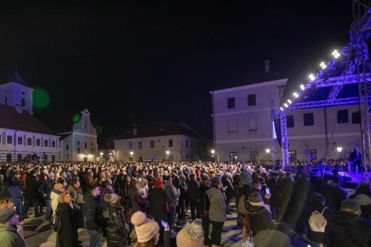 Pogledajte kako se Nova godina slavi u Splitu i Osijeku: Građani uživaju u nastupima poznatih izvođača