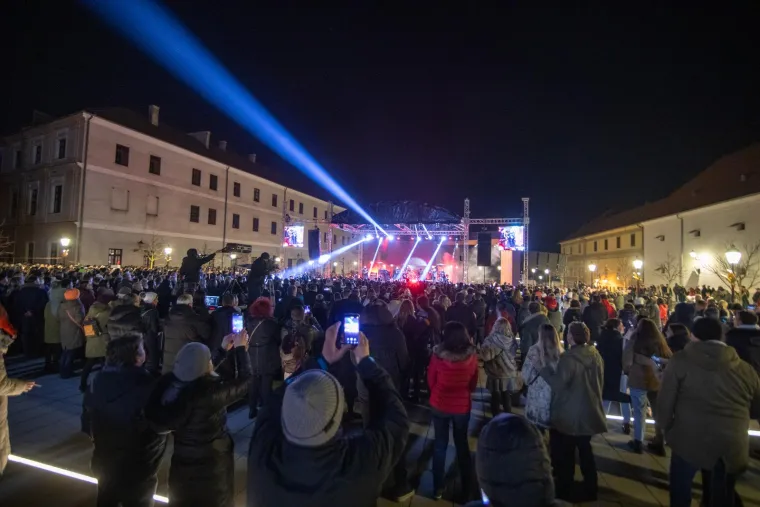 Pogledajte kako se Nova godina slavi u Splitu i Osijeku: Građani uživaju u nastupima poznatih izvođača