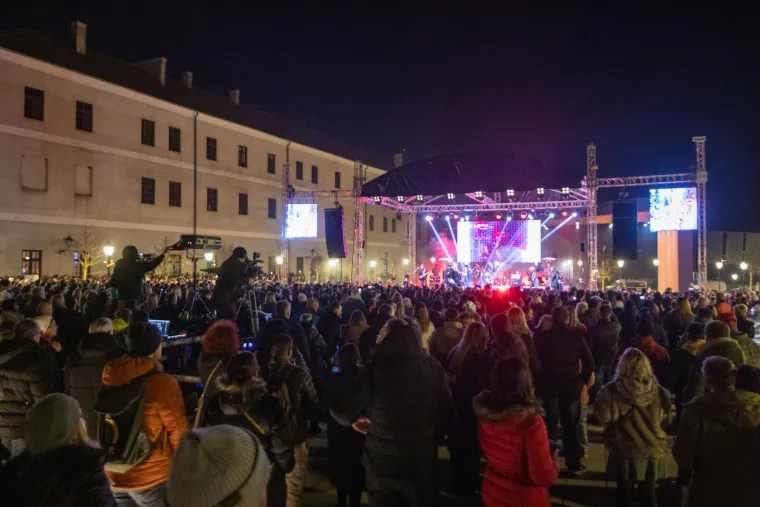 Pogledajte kako se Nova godina slavi u Splitu i Osijeku: Građani uživaju u nastupima poznatih izvođača