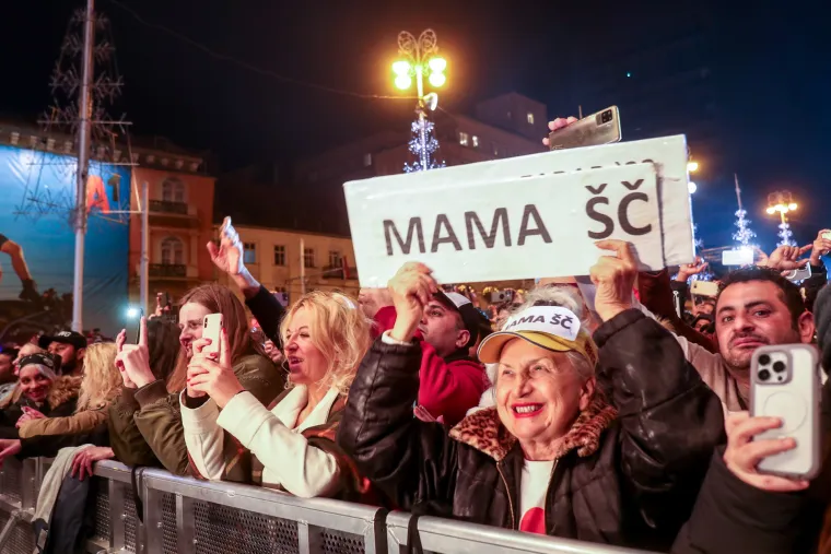 Tisuće na Trgu bana Jelačića: Totalna euforija! LET 3 napravio spektakl. Pogledajte ludnicu na glavnom zagrebačkom trgu