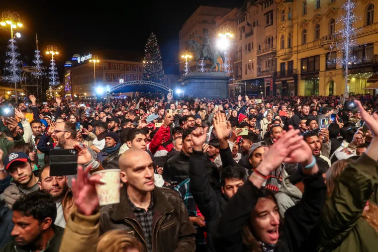 Tisuće na Trgu bana Jelačića: Totalna euforija! LET 3 napravio spektakl. Pogledajte ludnicu na glavnom zagrebačkom trgu