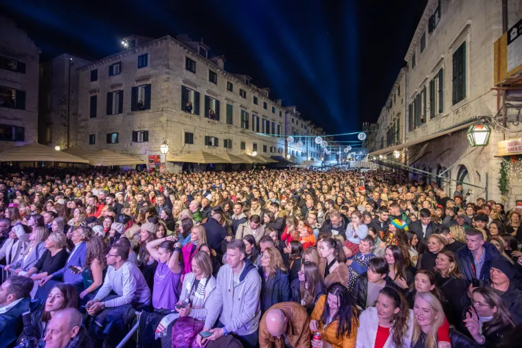 Prepuni trgovi diljem Hrvatske. Pogledajte kako se čekala Nova u Splitu, Osijeku, Šibeniku, Puli...